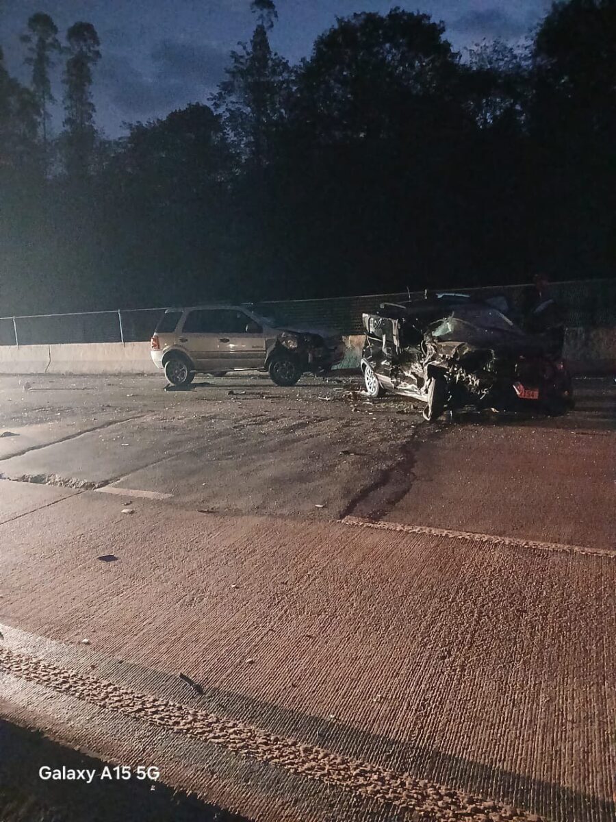 Colisão entre carreta e dois carros deixa um ferido na BR-381, em Bom Jesus do Amparo