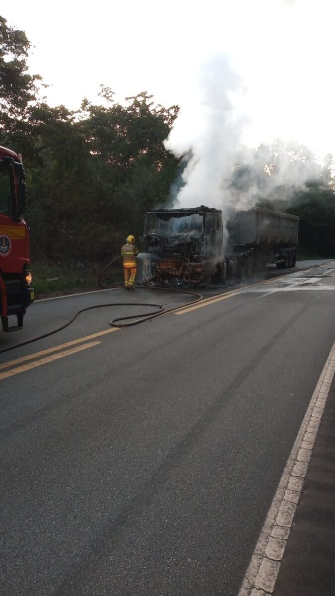 Caminhão pega fogo na estrada do Forninho e bombeiros controlam as chamas