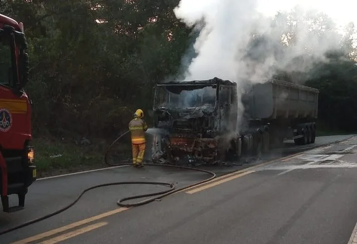 Caminhão pega fogo na estrada do Forninho e bombeiros controlam as chamas