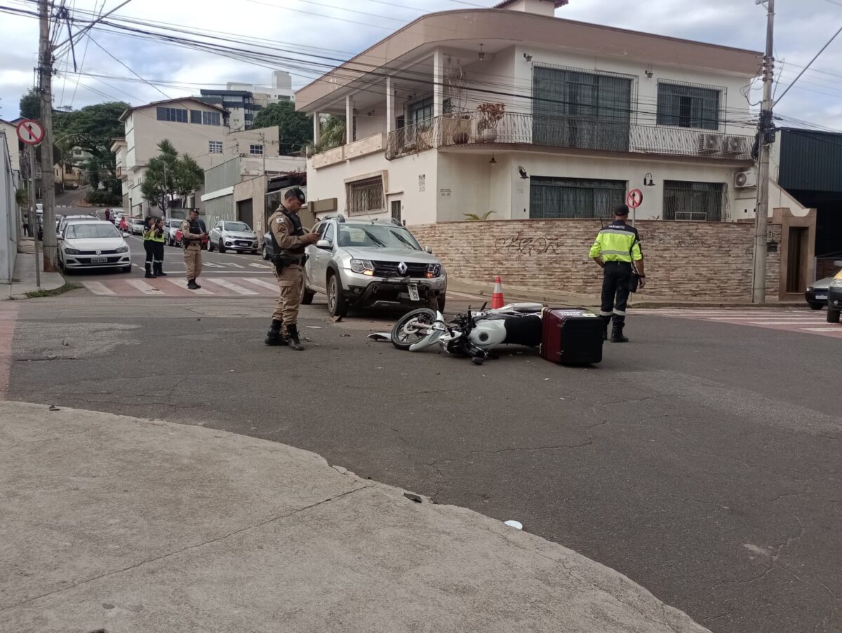 Acidente entre carro e moto deixa motociclista ferido na Pracinha do Pará, em Itabira