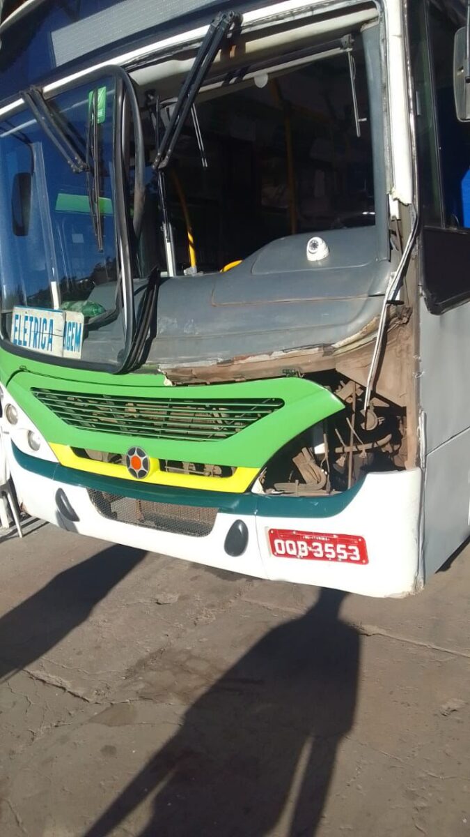 Ônibus da Vita é atingido por caminhão durante manobra no Centro de Itabira