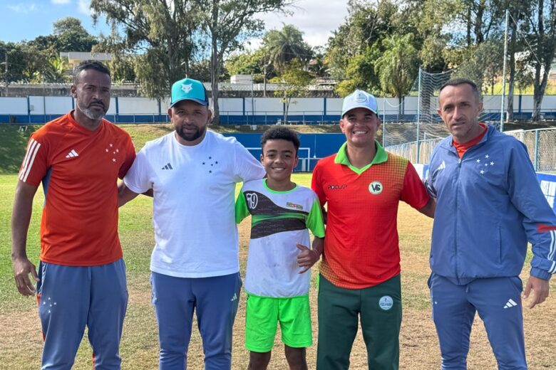 Da escolinha itabirana para a Toca da Raposa: o caminho de dois jovens rumo ao futebol profissional