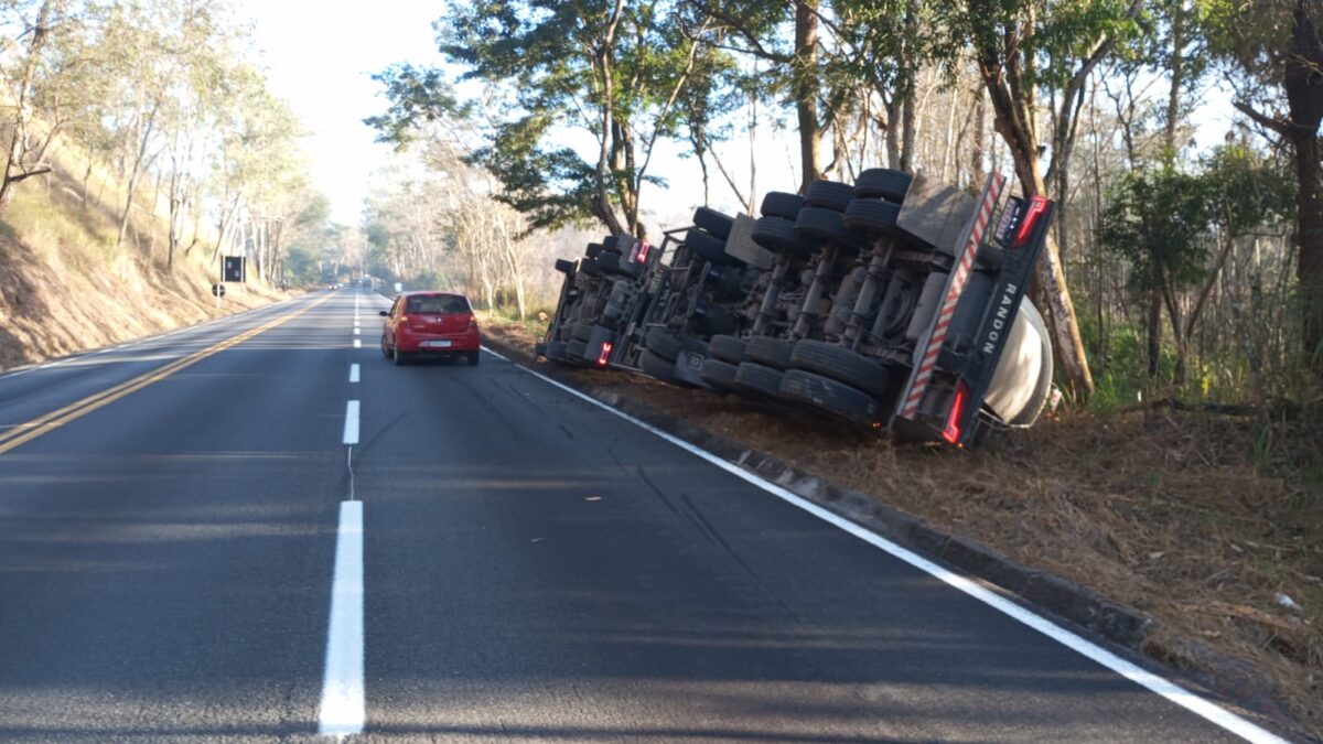 Motorista fica ferido após carreta carregada com cimento tombar na BR-381, em Bela Vista de Minas
