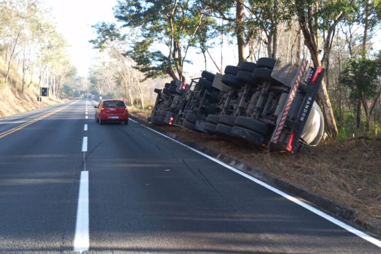 Motorista fica ferido após carreta carregada com cimento tombar na BR-381, em Bela Vista de Minas