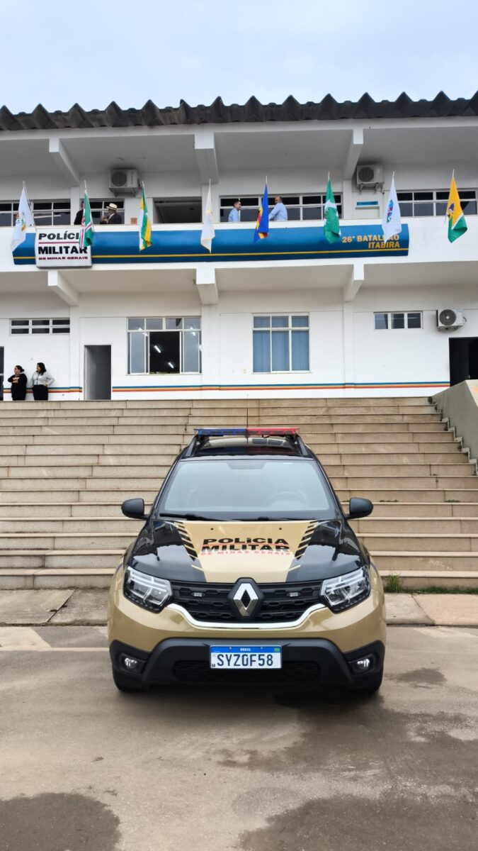 Carona termina em assalto e carro roubado vai parar dentro de canal na avenida Integração, em Itabira