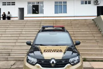 Carona termina em assalto e carro roubado vai parar dentro de canal na avenida Integração, em Itabira