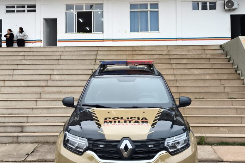 Carona termina em assalto e carro roubado vai parar dentro de canal na avenida Integração, em Itabira
