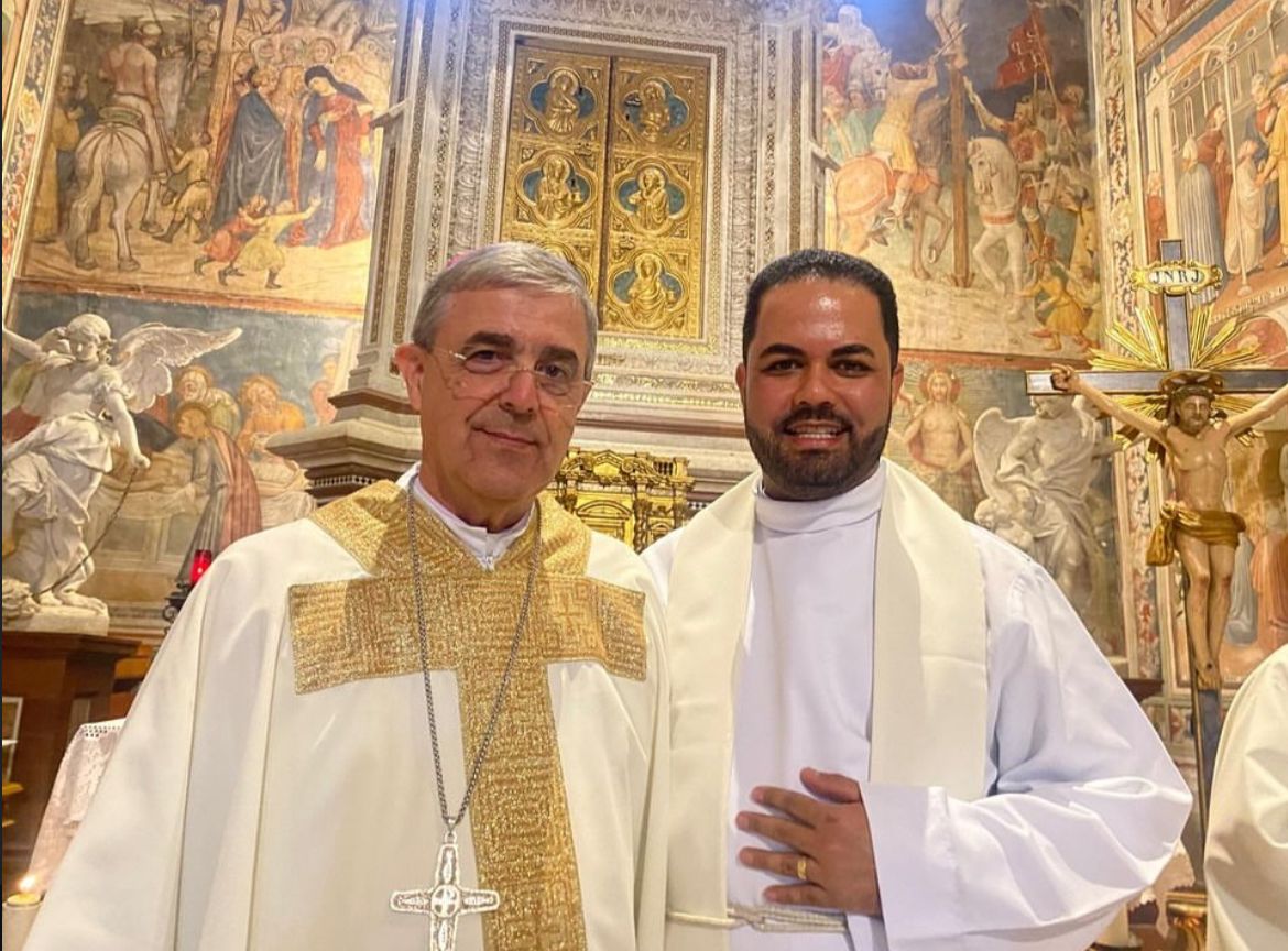 Bispo Dom Marco Aurélio e padre Adriano participam do Jubileu dos Bispos e celebram Missa em Catedral com relíquia eucarística