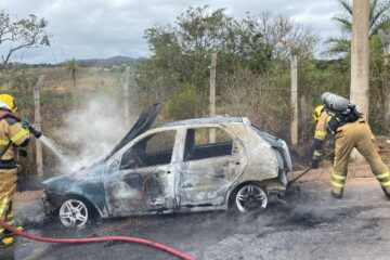 Veículo é consumido por incêndio na estrada do Forninho, em Itabira