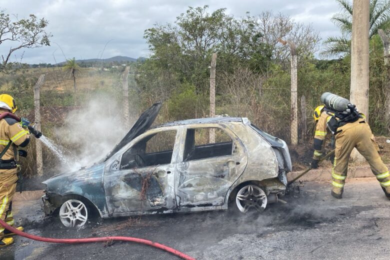 Veículo é consumido por incêndio na estrada do Forninho, em Itabira