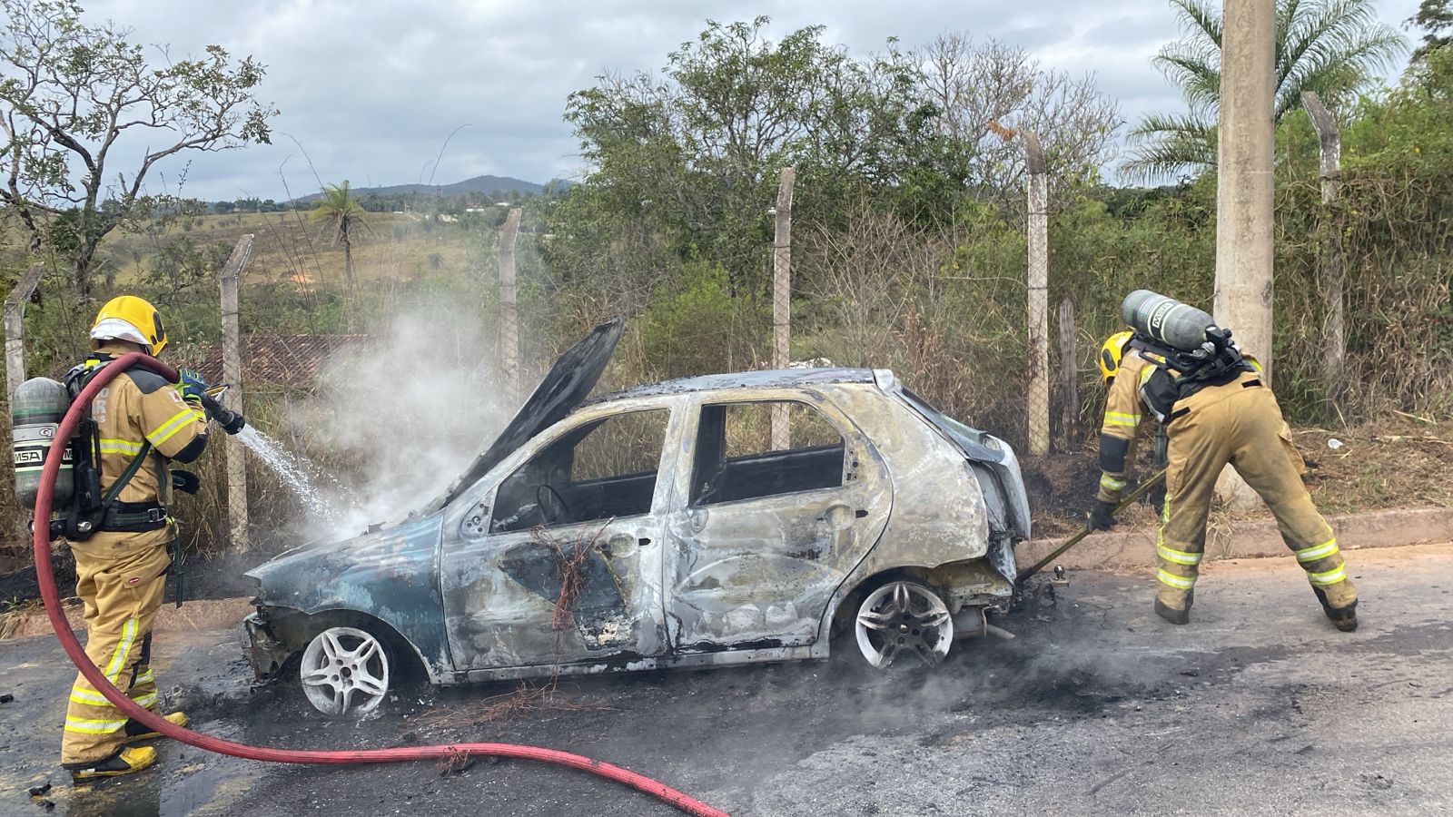 Veículo é consumido por incêndio na estrada do Forninho, em Itabira