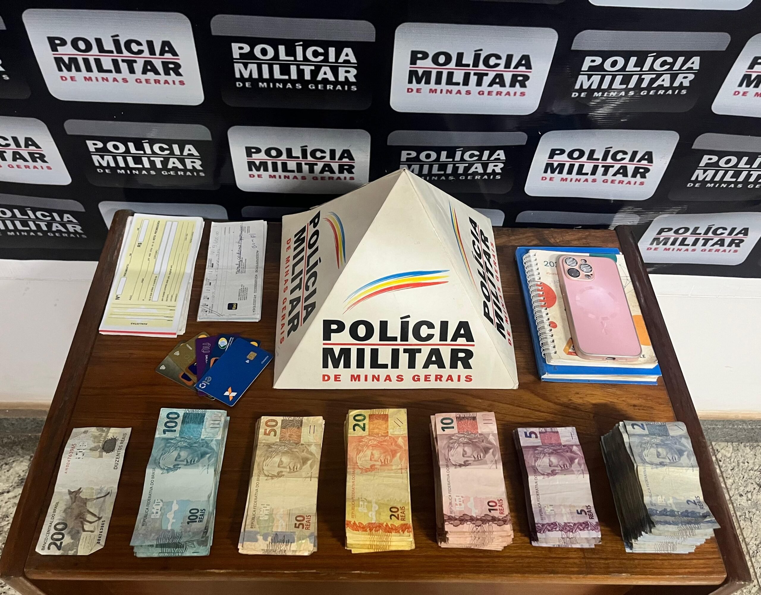 Mulher é presa por extorsão em Barão de Cocais; prejuízo à vítima chega a R$ 300 mil