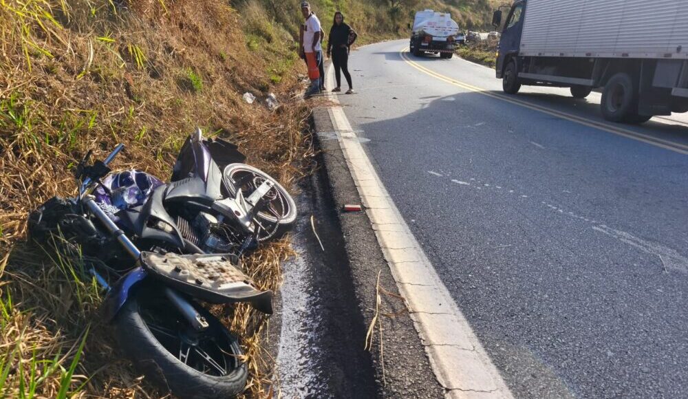 Grave acidente entre moto e carro deixa jovem ferido na MGC-120, em Nova Era