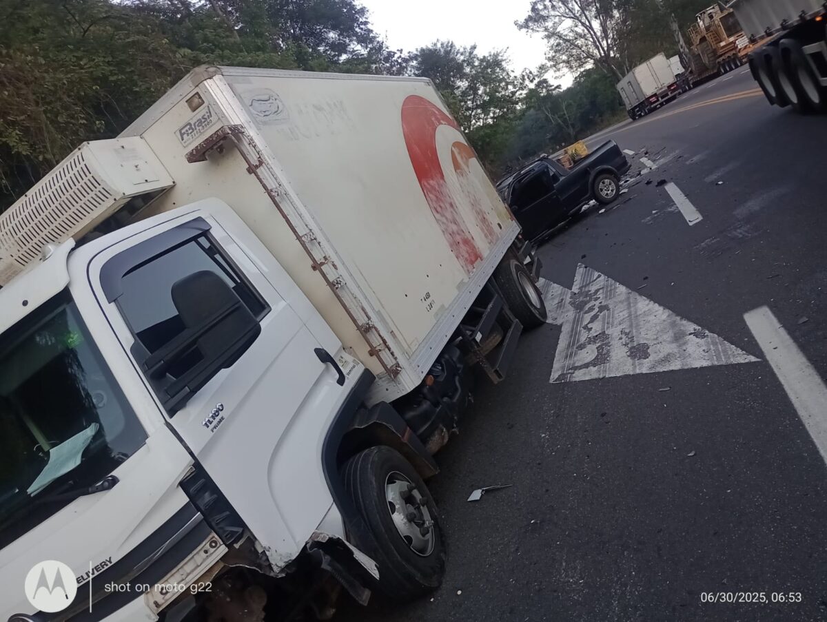 Motorista cochila ao volante e colide de frente com caminhão na BR-381 em João Monlevade