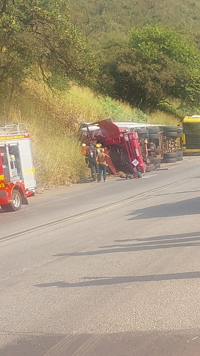 Carreta tomba na BR-381 em Caeté e deixa duas vítimas; pista foi liberada após atendimento