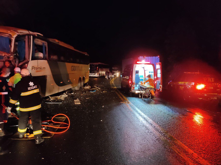 Colisão entre ônibus e carreta deixa sete feridos na BR-116 em Muriaé