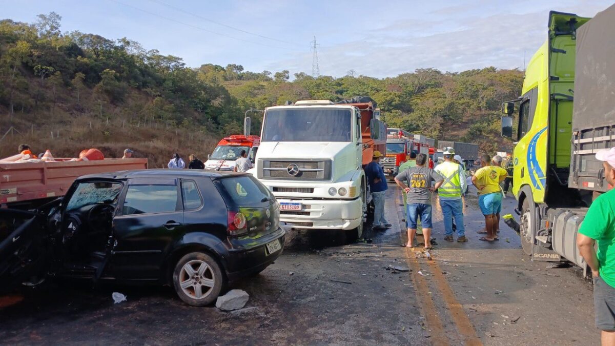 Grave colisão entre carro, carreta e caminhão deixa cinco feridos na Serra de Bocaiuva