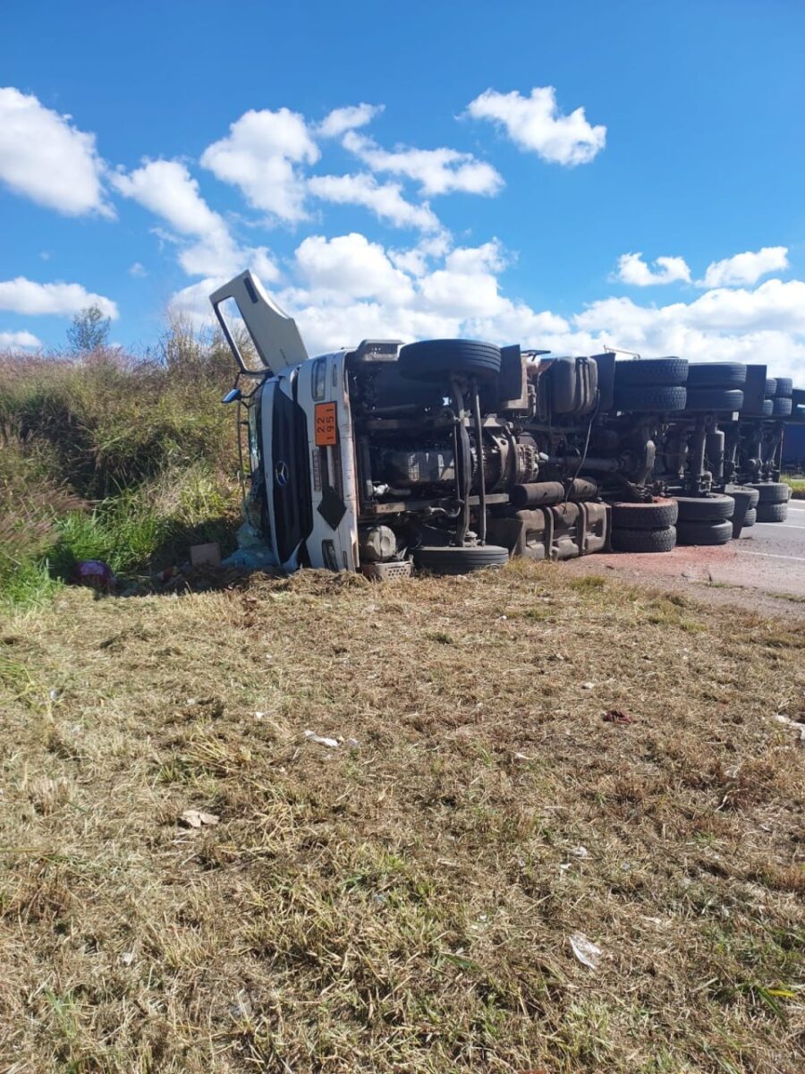 Carreta carregada com argônio tomba na BR-381 e causa vazamento em Campanha