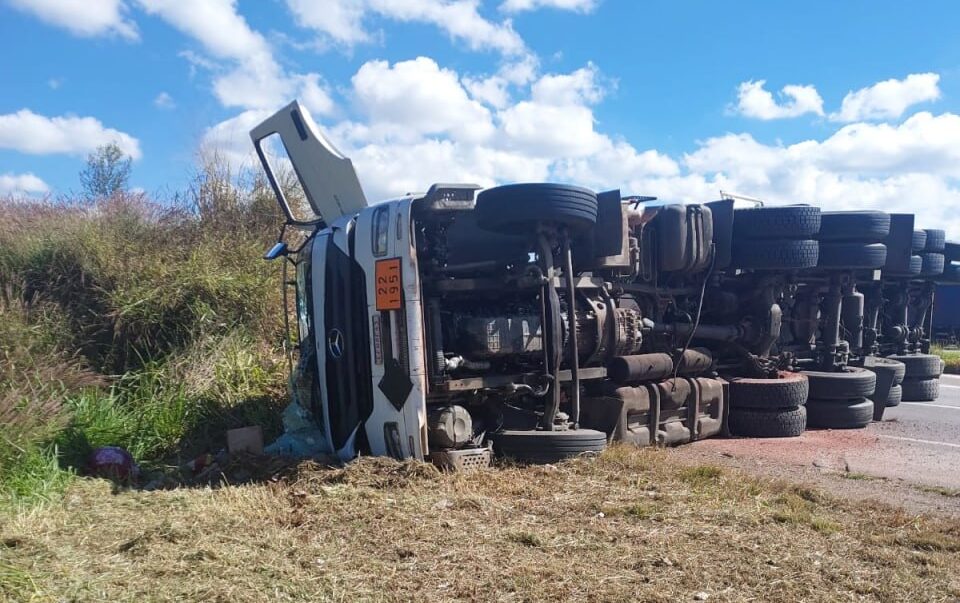 Carreta carregada com argônio tomba na BR-381 e causa vazamento em Campanha
