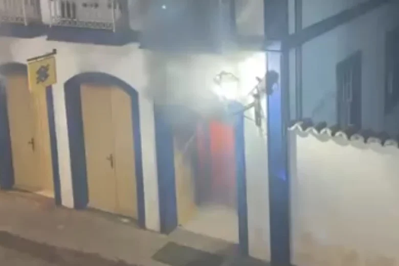 Agência do Banco do Brasil pega fogo, em Serro; Polícia suspeita de incêndio criminoso