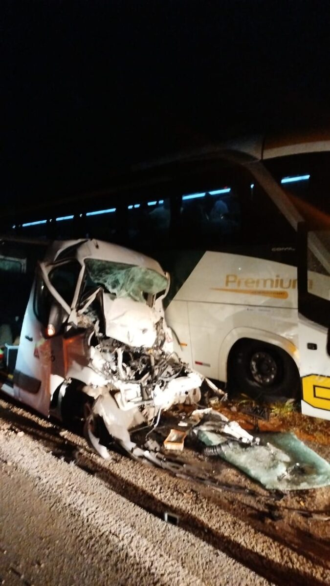 Acidente entre ônibus e van deixa feridos no trevo de Nova Era