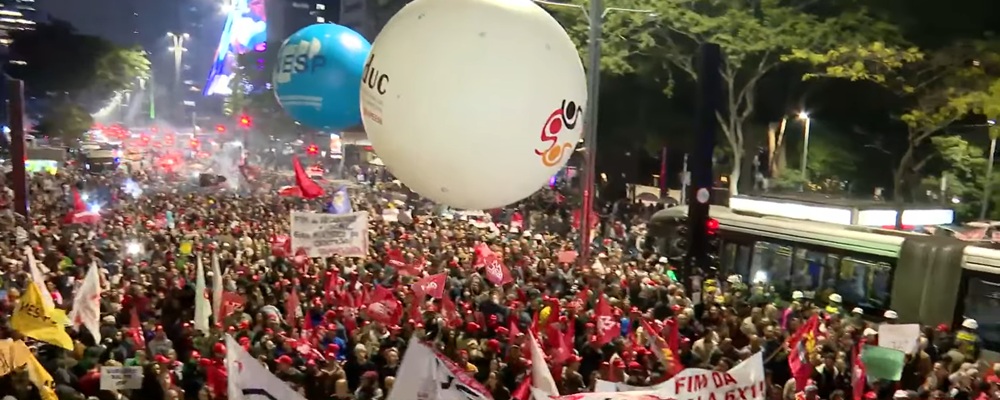Taxação de ricos e críticas a Trump e Tarcísio marcam protesto com 15 mil pessoas na Paulista