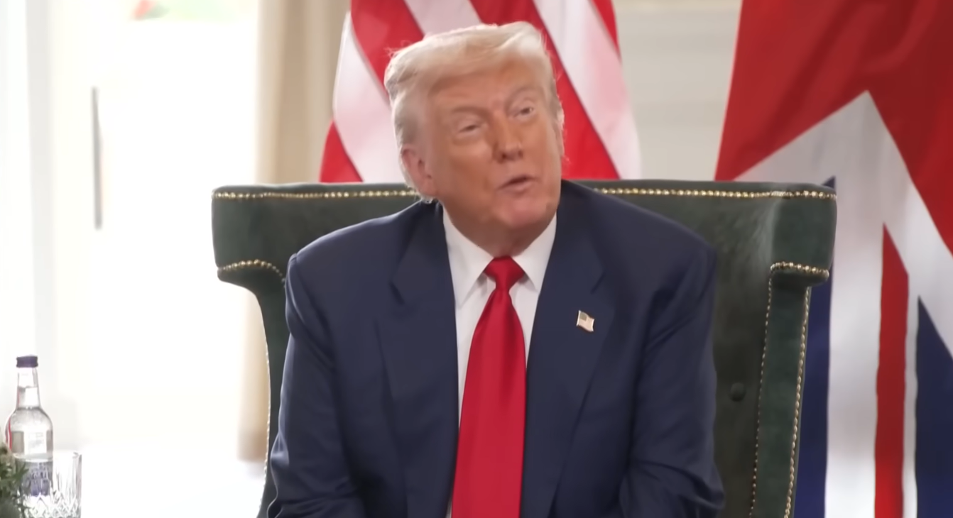 Trump impõe tarifa de 50% ao Brasil e ataca governo Lula em decreto que defende Bolsonaro