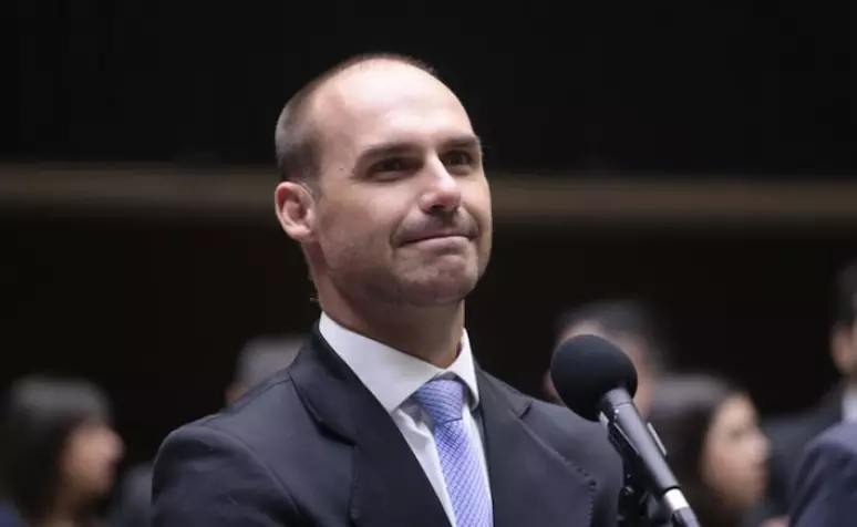 Fogo amigo! Eduardo Bolsonaro faz críticas a Nikolas Ferreira