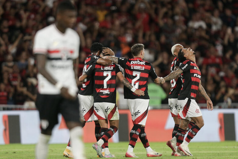Flamengo vence o São Paulo e se isola na liderança do Brasileirão