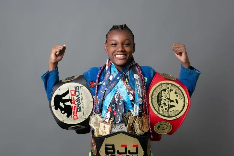 Atleta Juju Emiliano será homenageada pela Câmara de Nova Era por destaque no jiu-jitsu