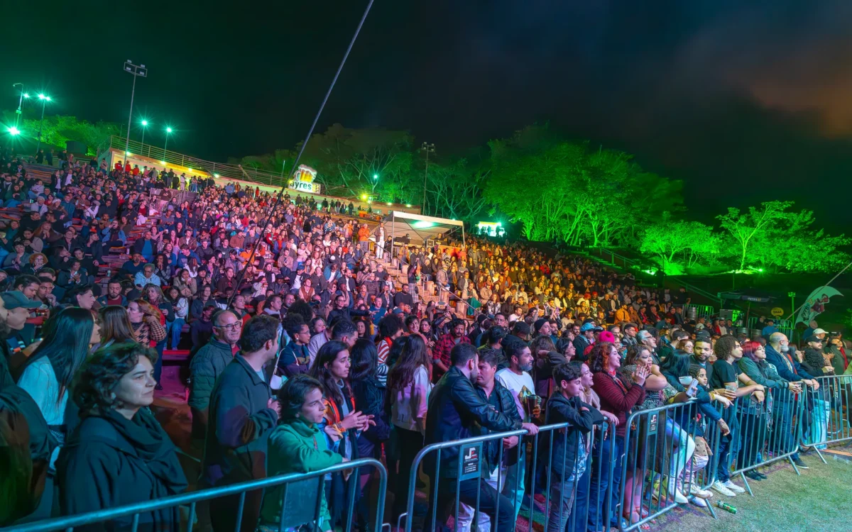 Festival de Inverno de Itabira tem domingo com rock, teatro de rua e contação de histórias