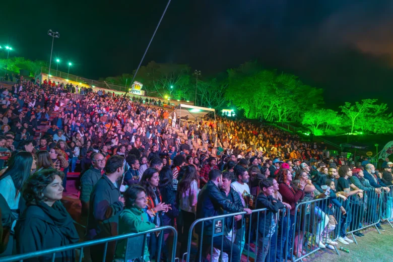 Festival de Inverno de Itabira tem domingo com rock, teatro de rua e contação de histórias