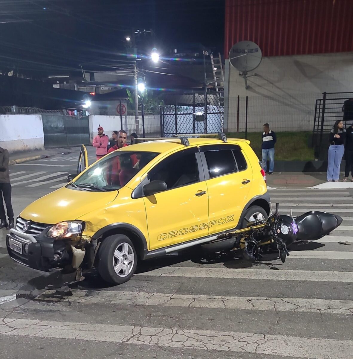 Três pessoas se ferem em colisão entre carro e motocicleta, em João Monlevade