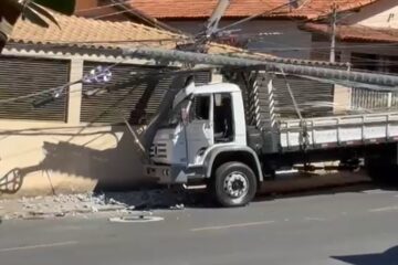 Motorista se distrai e derruba poste no bairro República, em João Monlevade