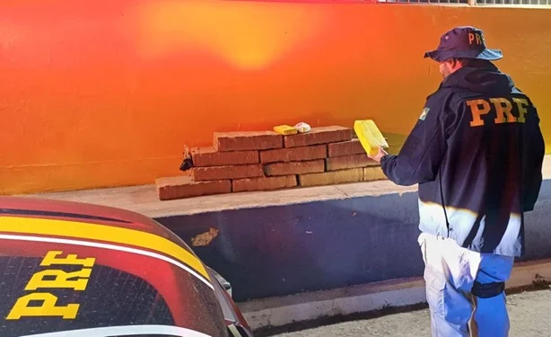 PRF apreende 170 kg de maconha em carro que fugiu de abordagem na BR-262, em Abre Campo