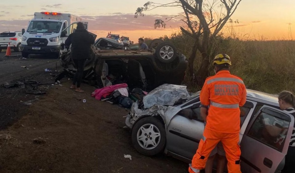 Acidente com caminhão e três carros deixa 11 feridos na BR-262, em Sacramento