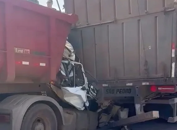 Engavetamento entre carretas deixa motorista preso nas ferragens na BR-381, em Antônio Dias