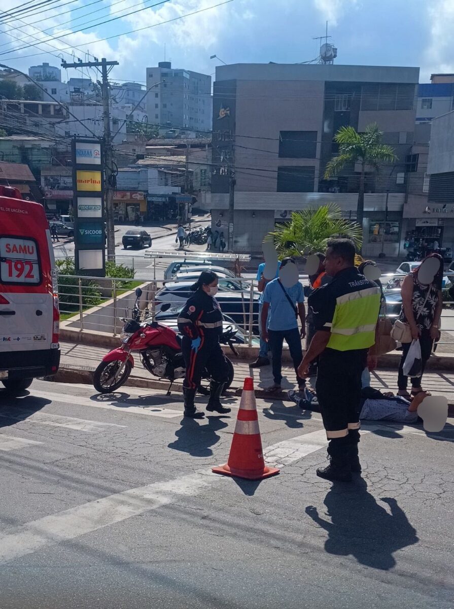 Motociclista atropela pedestre no Centro de Itabira e é preso por conduzir veículo furtado