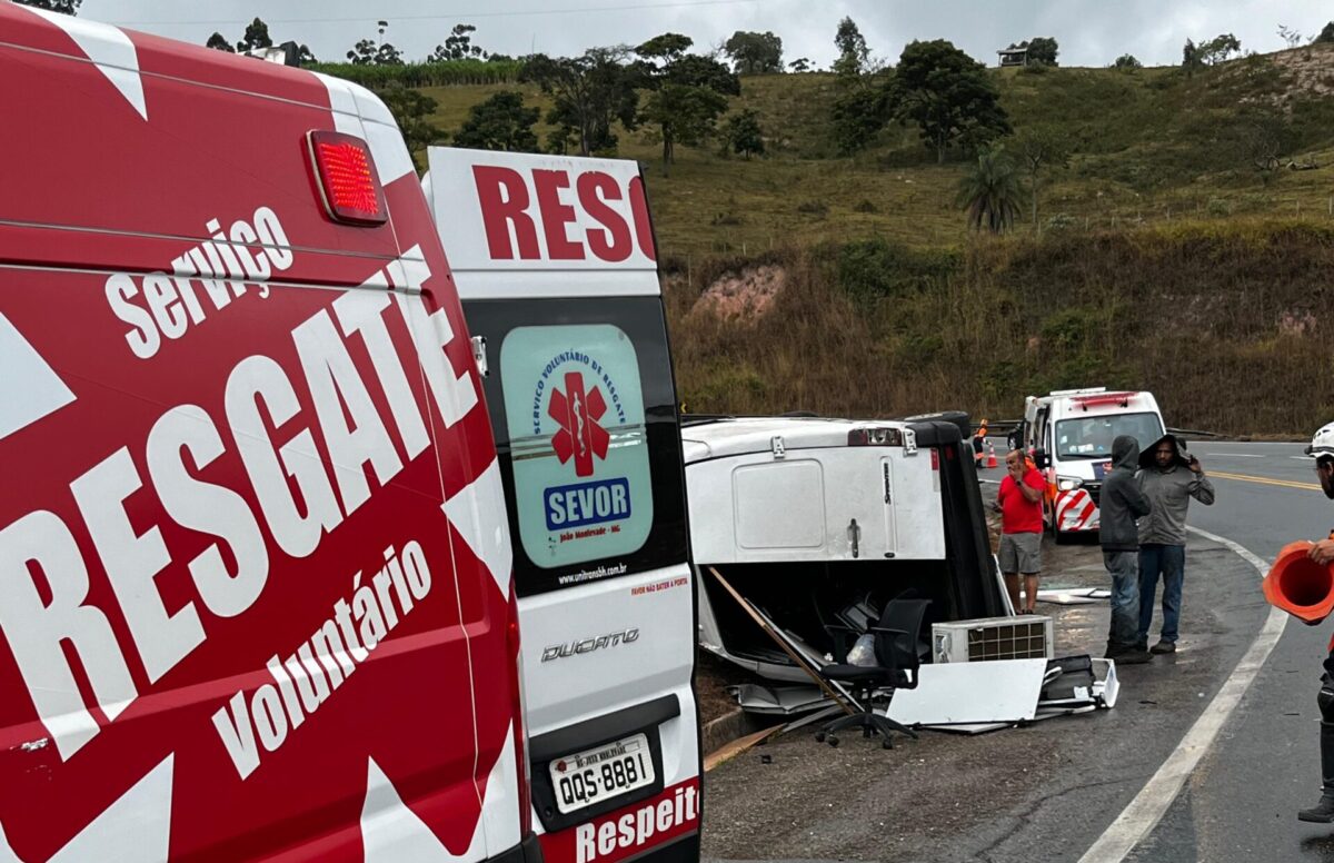 Van tomba na BR-381 entre João Monlevade e São Gonçalo e causa interdição da pista