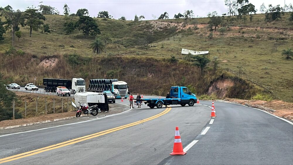 Van tomba na BR-381 entre João Monlevade e São Gonçalo e causa interdição da pista