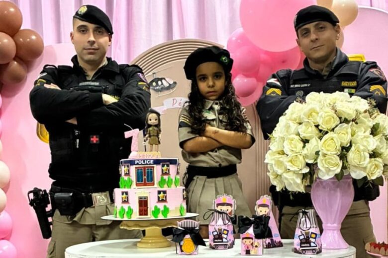 Aniversariante de João Monlevade escolhe Polícia Militar como tema de festa e recebe visita especial
