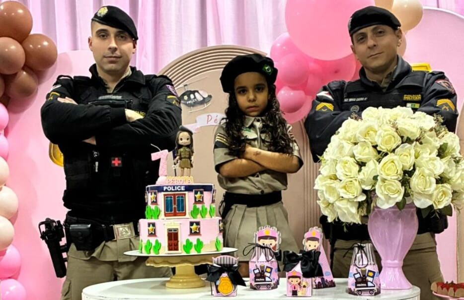 Aniversariante de João Monlevade escolhe Polícia Militar como tema de festa e recebe visita especial