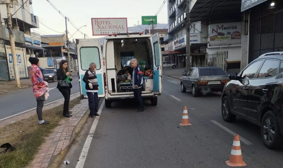 Motociclista fica ferido após colisão com carro em João Monlevade