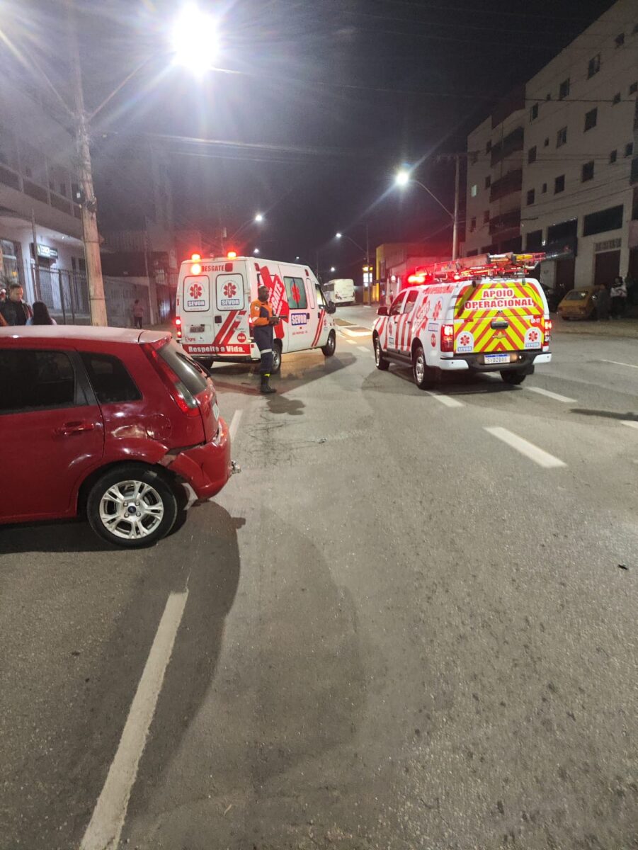 Colisão entre moto e carro deixa mulher ferida em João Monlevade