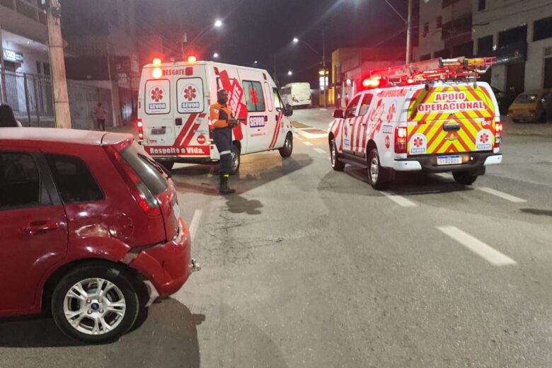 Colisão entre moto e carro deixa mulher ferida em João Monlevade