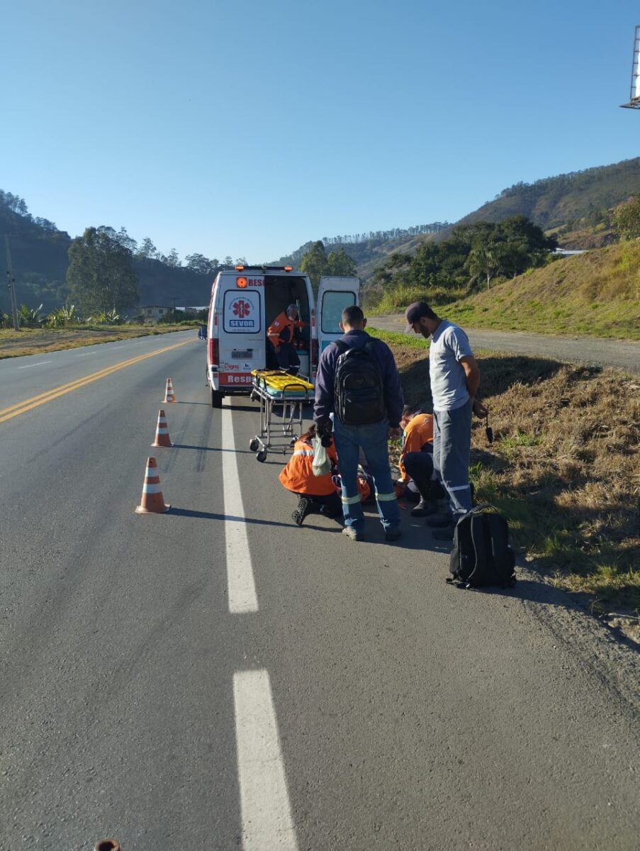 Motociclista escorrega em mancha de óleo e é socorrido na BR-381 em João Monlevade