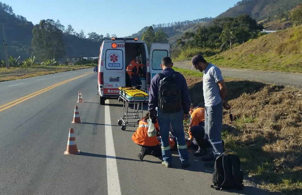 Motociclista escorrega em mancha de óleo e é socorrido na BR-381 em João Monlevade