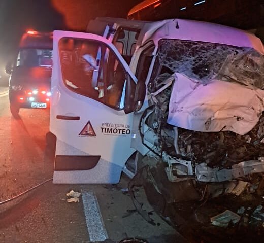 Grave acidente entre ônibus da Gontijo e van da Prefeitura de Timóteo deixa dois mortos na BR-381