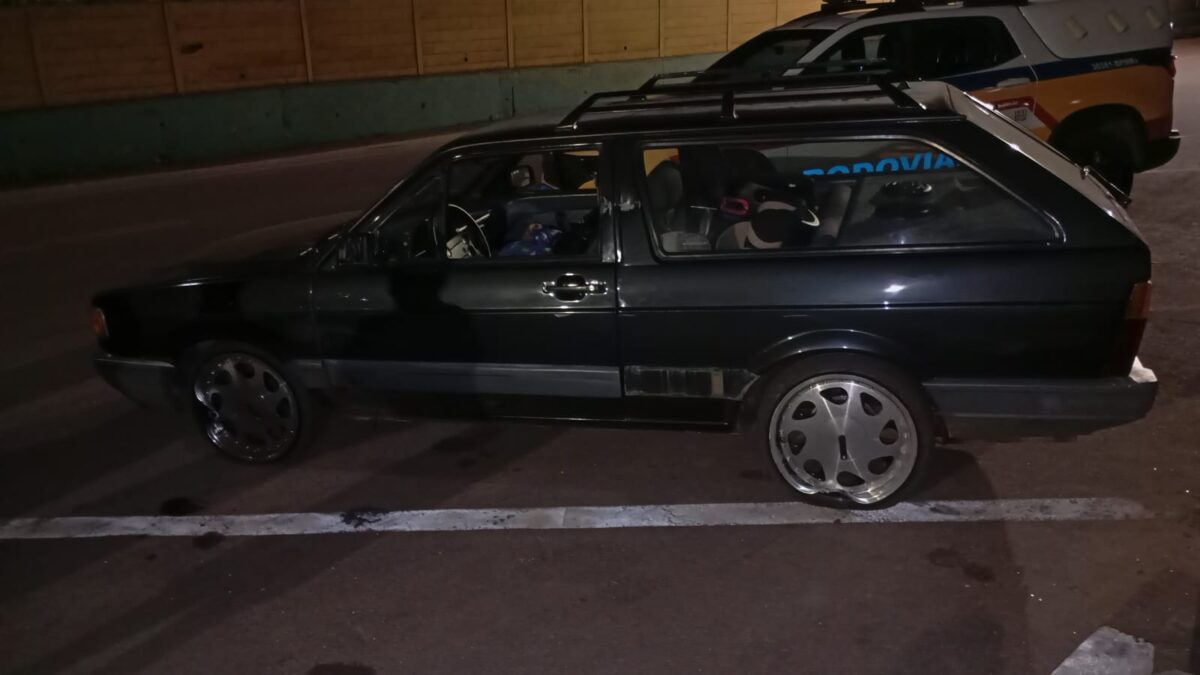 Colisão entre carro e moto deixa dois feridos graves na estrada de acesso a Senhora do Carmo, em Itabira