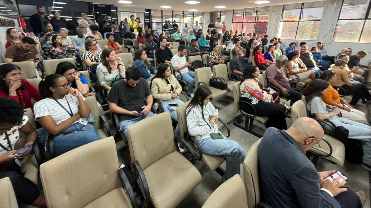 Servidores questionam e Prefeitura de Itabira se posiciona sobre mudanças no plano de saúde, cartão-alimentação e data de pagamento